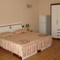 Готельний комплекс Анна Мария - номер с белой мебелью кровать