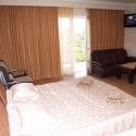 Готельний комплекс Анна Мария - номер с коричневой мебелью кровать