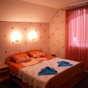 База відпочинку Драгобрат - двуспальная кровать в 2-х местном номере коттеджа