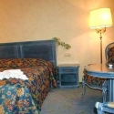 Готель Эдельвейс - кровать в номере 2-местный полулюкс 1 кат.