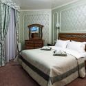 Готель Свитязь - номер апартаменты - двуспальная кровать в спальне