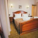 Готель Свитязь - номер люкс - двуспальная кровать в спальне