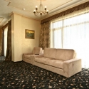 Готель VIP - резиденция - диван в номере Апартамент тип 1